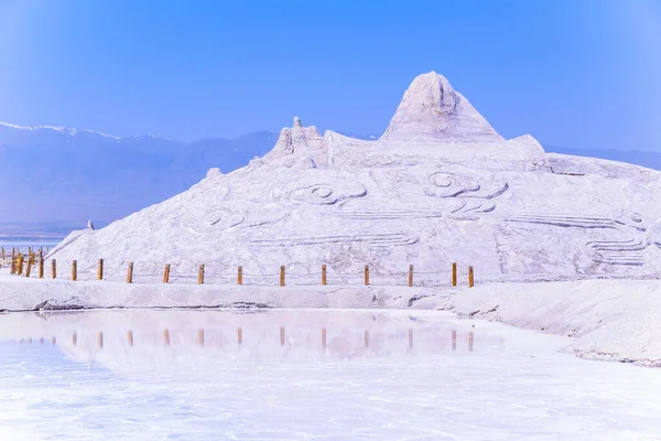 Chaka Tuz Gölü 'nün mavi gökyüzü Çin' in Qinghai Eyaleti 'nde yer almaktadır..