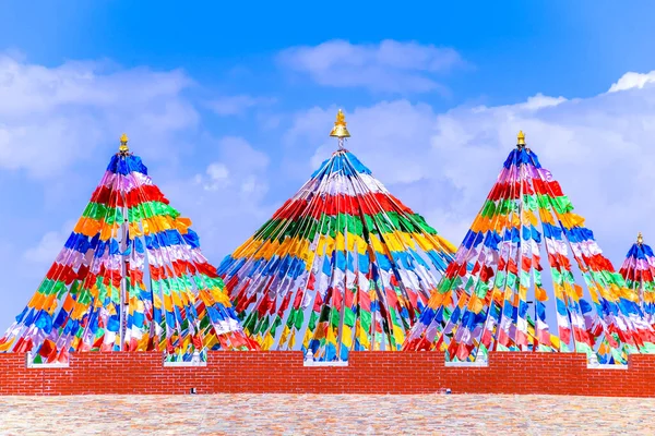 Chaka Tuz Gölü 'nün mavi gökyüzü Çin' in Qinghai Eyaleti 'nde yer almaktadır..
