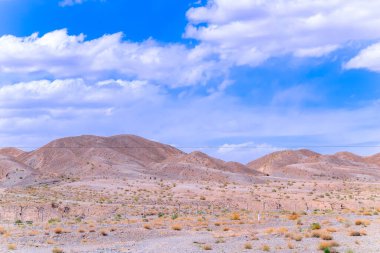 Gobi Çölü 'nde uzun bir otoyol, Qingha. Çin' de çölde kumlar esiyor.