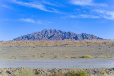 Gobi Çölü 'nde uzun bir otoyol, Qingha. Çin' de çölde kumlar esiyor.