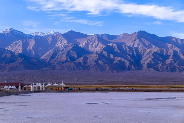 Çin 'in Qinghai eyaletindeki Dachaidan Zümrüt Gölü Dağları' ndaki tuzlu alkali arazinin yansıması.