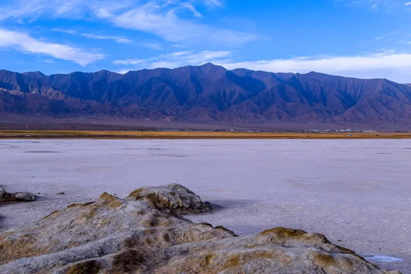 青海省ダカイダンのエメラルド湖山脈における塩類アルカリ土地の反映 — ストック写真