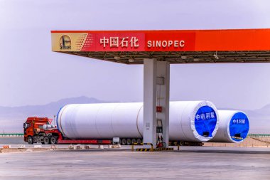 Çin 'in Qinghai kentindeki otoyol dinlenme tesisinde bulunan Sinopec benzini ya da benzin istasyonu.