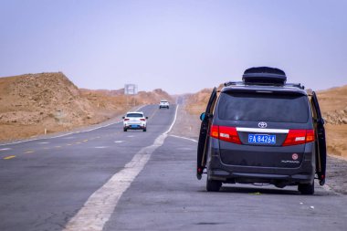 Yardang 'ın güzel manzarası ve Qinghai, Çin' deki güneşli mavi gökyüzü.