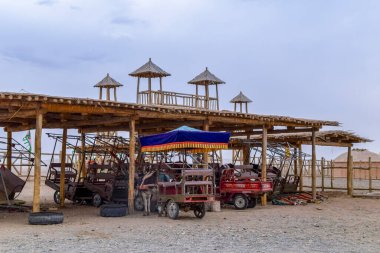 Yangguan, Gansu, Çin 'deki Yang Geçidi' nin tarihi yerinde deve ve ve ahşap çitler ve gözetleme kulesi.