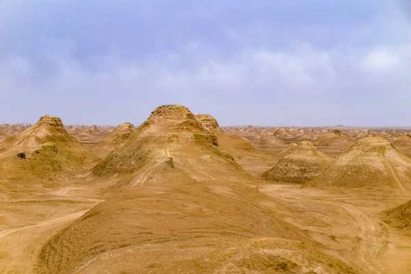 Schöne Landschaft Ansicht Von Yardang Landform Und Sonnig Blauem Himmel — Stockfoto