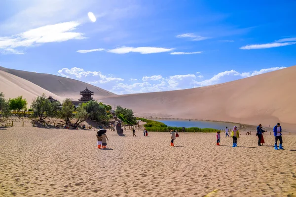 Meşhur Hilal şeklindeki vaha gölünün akşam manzarası ve Gobi Çölü, Dunhuang, Çin 'deki güzel pagoda..