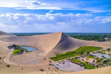 Yueyaquan Sahne Bölgesi, Mingsha Dağı, Dunhuang Şehri, Gansu Eyaleti, Çin. Gansu Dunhuang Hilal Gölü ve Mingsha Dağı, Çin