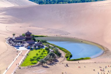 Meşhur Hilal şeklindeki vaha gölünün akşam manzarası ve Gobi Çölü, Dunhuang, Çin 'deki güzel pagoda..