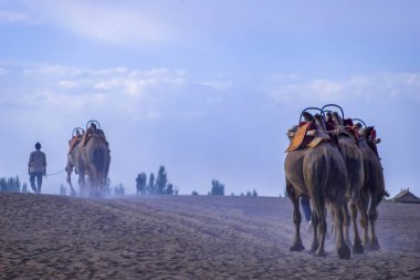 Yueyaquan Sahne Bölgesi, Mingsha Dağı, Dunhuang Şehri, Gansu Eyaleti, Çin. Gansu Dunhuang Hilal Gölü ve Mingsha Dağı, Çin