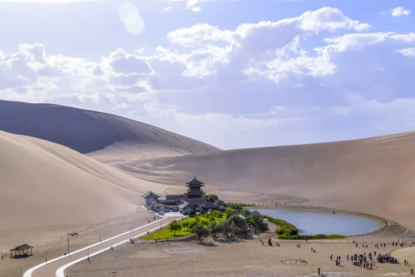 Meşhur Hilal şeklindeki vaha gölünün akşam manzarası ve Gobi Çölü, Dunhuang, Çin 'deki güzel pagoda..