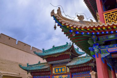 Jiayu Geçidi, Çin 'in Gansu ilinin Jiayuguan kenti yakınlarında yer almaktadır. Ming Hanedanı 'nın batı ucundaki Çin Seddi' nin ilk sınır kalesidir..
