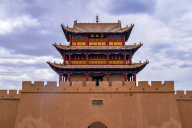 Jiayu Geçidi 'nin geçidi, Jiayu Geçidi, Chiina' nın Jiayuguan şehrinin Jiayuguan kenti yakınlarında, Ming hanedanının batı ucunda yer alır. (Çinli karakter: Jiayu Geçidi)