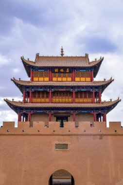 Jiayu Geçidi 'nin geçidi, Jiayu Geçidi, Chiina' nın Jiayuguan şehrinin Jiayuguan kenti yakınlarında, Ming hanedanının batı ucunda yer alır. (Çinli karakter: Jiayu Geçidi)