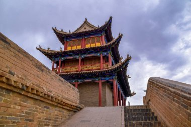 Jiayu Geçidi 'ndeki Gözetleme Kulesi. Çin Seddi' nin batı ucundaki ilk geçit. Çin 'in Gansu eyaletinin Jiayuguan şehri yakınlarında..