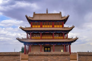 Jiayu Geçidi 'ndeki Gözetleme Kulesi. Çin Seddi' nin batı ucundaki ilk geçit. Çin 'in Gansu eyaletinin Jiayuguan şehri yakınlarında..