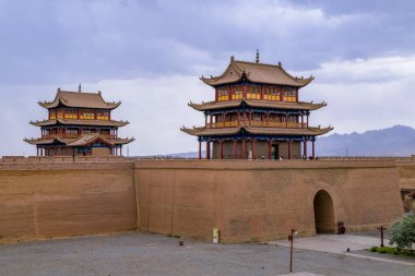Jiayu Geçidi 'ndeki Gözetleme Kulesi. Çin Seddi' nin batı ucundaki ilk geçit. Çin 'in Gansu eyaletinin Jiayuguan şehri yakınlarında..