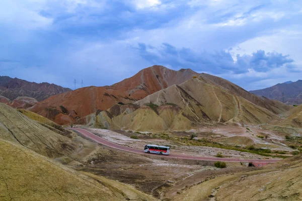 Egyetlen Turistabusz Közlekedik Közúti Zhangye Danxia Geológiai Park Zhangye Gansu — Stock Fotó