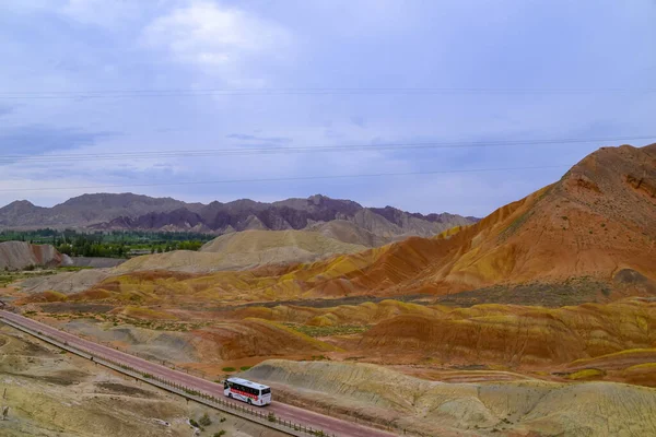 Enkele Toeristische Bus Reist Weg Zhangye Danxia Geologisch Park Zhangye — Stockfoto