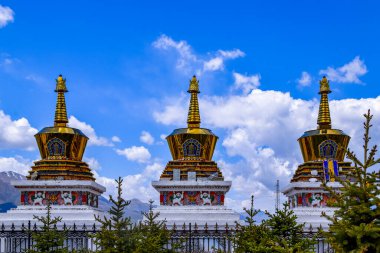 Tibet Budist manastırı Arou Tapınağı 'nda sekiz hazine altın pagoda. Qilian, Qinghai Çin' deki ünlü tarihi bir yer..