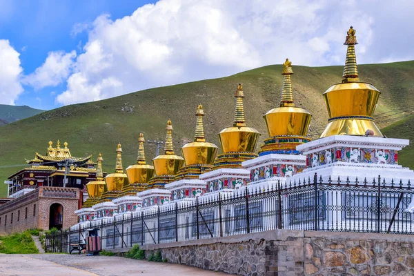 Osm Pokladů Zlaté Pagody Tibetském Buddhistickém Klášteře Arou Temple Slavné — Stock fotografie