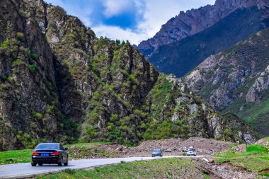 Qinghai, Çin 'deki Qilian ilçesine giden mavi gökyüzünün güzel doğa manzarası.