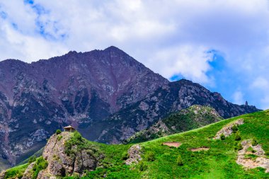 Qinghai, Çin 'deki Qilian ilçesine giden mavi gökyüzünün güzel doğa manzarası.