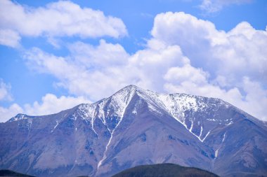 Qinghai, Çin 'deki Qilian ilçesine giden mavi gökyüzünün güzel doğa manzarası.