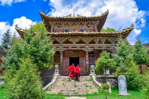 Lama Tibet Budist Manastırı Arou Tapınağı Doğru Gidiyor Qilian Qinghai — Stok fotoğraf