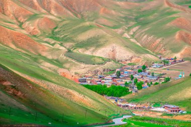 Qilian Dağı 'nın Zhuoer Dağı manzarası. Qilian, Haibei, Qinghai, Çin' de ünlü bir manzara..