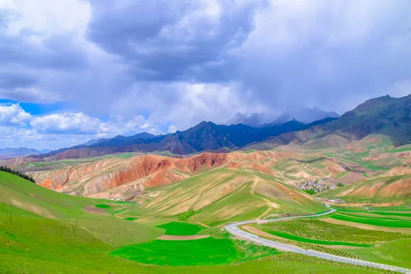 Qilian Dağı 'nın Zhuoer Dağı manzarası. Qilian, Haibei, Qinghai, Çin' de ünlü bir manzara..