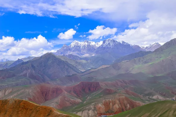 Qilian Dağı 'nın Zhuoer Dağı manzarası. Qilian, Haibei, Qinghai, Çin' de ünlü bir manzara..