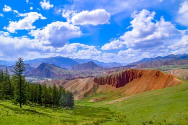Qilian Dağı 'nın Zhuoer Dağı manzarası. Qilian, Haibei, Qinghai, Çin' de ünlü bir manzara..