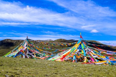 Tibet bayrakları dağlara ve Qilian, Qinghai, Çin yakınlarındaki manzaraya karşı