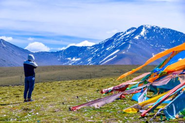 Tibet bayrakları dağlara ve Qilian, Qinghai, Çin yakınlarındaki manzaraya karşı