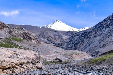 Qinghai, Çin 'deki dağların güzel manzarası. Bulutlu güneşli mavi gökyüzü. Tibet Platosu 'nun çarpıcı manzarası.