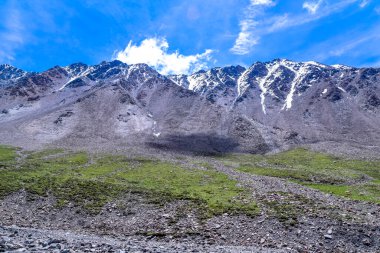 Qinghai, Çin 'deki dağların güzel manzarası. Bulutlu güneşli mavi gökyüzü. Tibet Platosu 'nun çarpıcı manzarası.