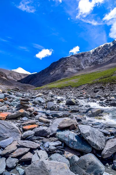 青海省 中国の山々の美しい風景です 雲と晴れ青空 チベット高原の絶景 — ストック写真