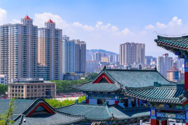 Lanzhou, Çin 'in Gansu Eyaleti' nin başkenti. Bu şehir Çin 'in en büyük nehirlerinden birine sahip.