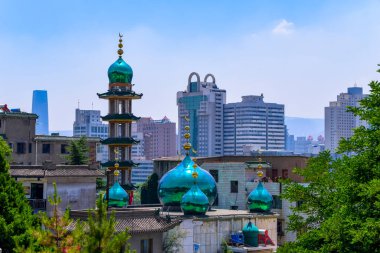 Kuzey Çin 'deki Lanzhou şehrinin silueti. Hui Camii ve Minaresi Şehir manzarası ve Sarı Nehir.