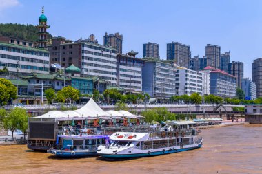 Lanzhou Şehri Sarı Nehir 'in diğer yakasında, Gansu Eyaleti, Çin