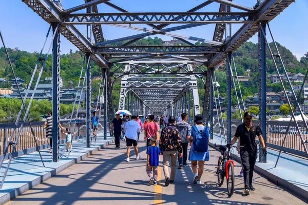 Lanzhou 'daki (Çin) Zhongshan Köprüsü güneşli bir öğleden sonra, Çin' in ilk metal köprüsü sarı nehir boyunca uzanır.