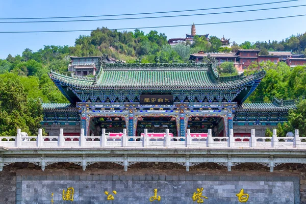 Önünde geleneksel bir tapınak bulunan Lanzhou (Çin) panoramik manzarası