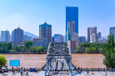Lanzhou 'daki (Çin) Zhongshan Köprüsü güneşli bir öğleden sonra, Çin' in ilk metal köprüsü sarı nehir boyunca uzanır.