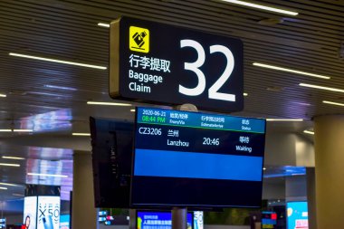 Guangzhou, Çin - 21 Haziran 2020: Guangzhou Baiyun Uluslararası Havalimanı Bagaj İdaresi Guangzhou 'nun en büyük havalimanı olan Guangzhou, Çin' in başkenti..