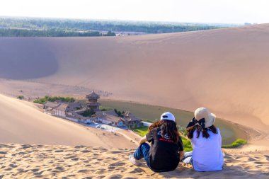 Yueyaquan Sahne Bölgesi, Mingsha Dağı, Dunhuang Şehri, Gansu Eyaleti, Çin. Gansu Dunhuang Hilal Gölü ve Mingsha Dağı, Çin