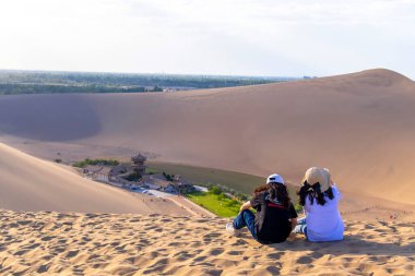 Yueyaquan Sahne Bölgesi, Mingsha Dağı, Dunhuang Şehri, Gansu Eyaleti, Çin. Gansu Dunhuang Hilal Gölü ve Mingsha Dağı, Çin
