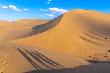 Yueyaquan Sahne Bölgesi, Mingsha Dağı, Dunhuang Şehri, Gansu Eyaleti, Çin. Gansu Dunhuang Hilal Gölü ve Mingsha Dağı, Çin