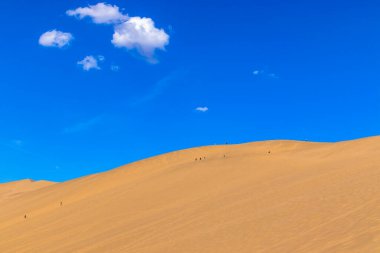 Yueyaquan Sahne Bölgesi, Mingsha Dağı, Dunhuang Şehri, Gansu Eyaleti, Çin. Gansu Dunhuang Hilal Gölü ve Mingsha Dağı, Çin