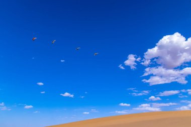 Yueyaquan Sahne Bölgesi, Mingsha Dağı, Dunhuang Şehri, Gansu Eyaleti, Çin. Gansu Dunhuang Hilal Gölü ve Mingsha Dağı, Çin
